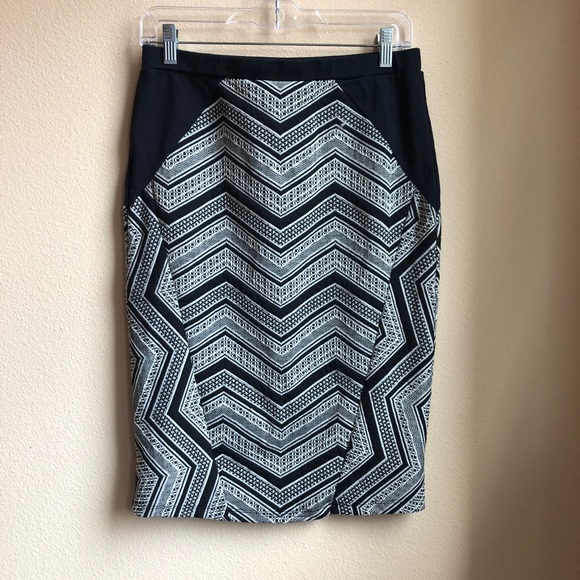 Willow & Clay Dresses & Skirts - EUC Geometric Patterned Pencil Skirt